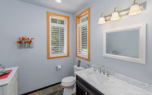 Lazy Bear Lodge 3 Bedroom Home by NW Comfy Cabins by RedAwning