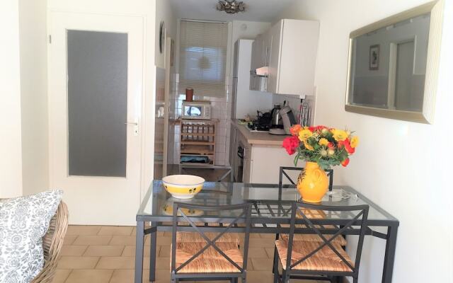 Modern Apartment in Juan-les-pins With Large Pool