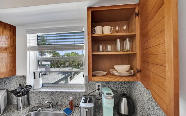 Waves on Desoto Deluxe Studio 9