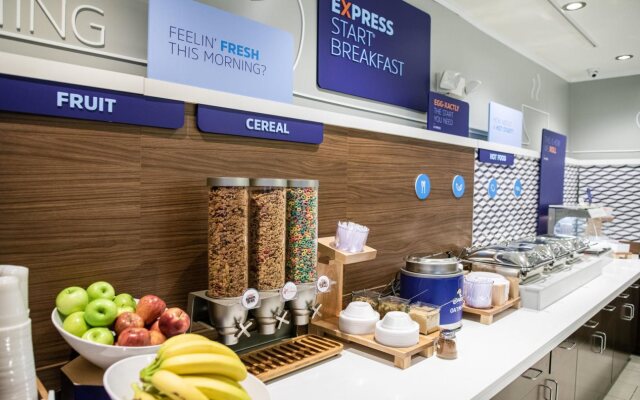 Holiday Inn Express & Suites Chicago-Libertyville by IHG