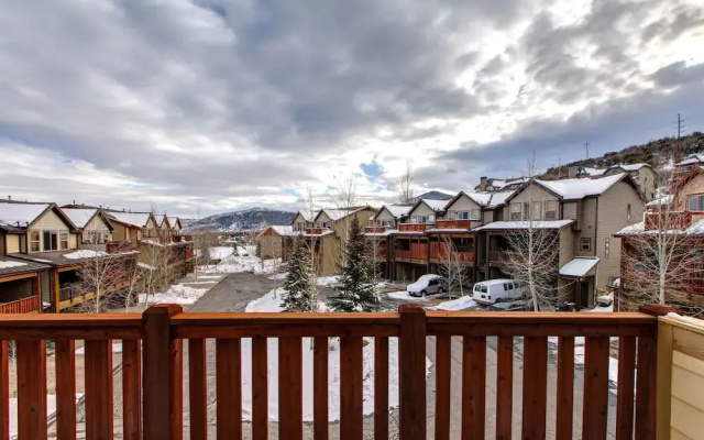 Luge Lane 5 Bedroom Townhouse by RedAwning
