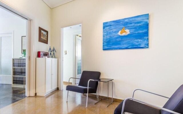 Central apartment with 5 bedrooms near the metro