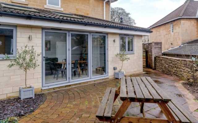 3 Bedroom House With Parking In Bath