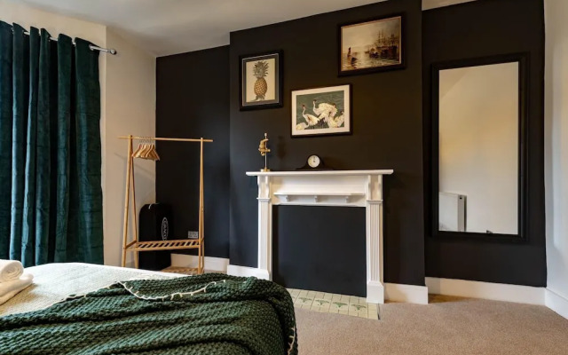 Kensington Place - 4 Bedroom Home w Free Parking