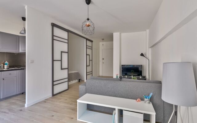 Charming 2 Room Apartment With Balcony - Paris 8ème