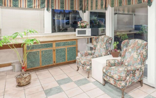 Days Inn by Wyndham Fresno Central