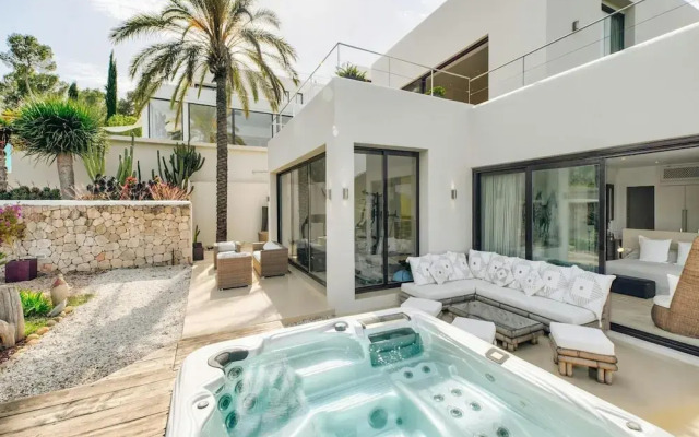 Holiday Home With Stunning Infinity Pool