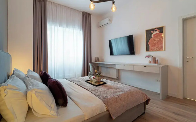 Loggia & Luxe 5BR Penthouse in Universitatii Area