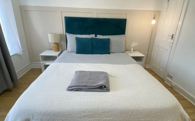 Spacious 2-bed Near Etihad-games Room-free Parking