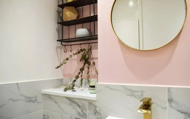 Stylish 3 Bedroom Home With Roof Terrace