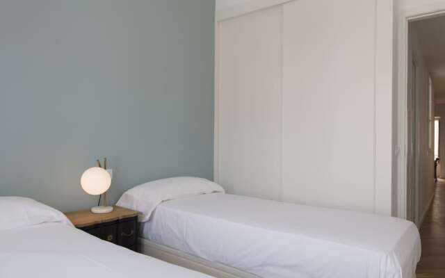 Chic & Central in Lively but Quiet Area