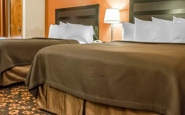 Econo Lodge Inn & Suites