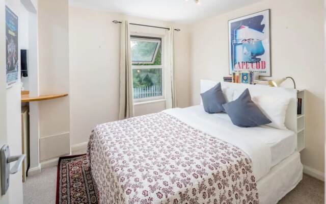 Beautiful 2bed House 6mins to Tube 2mins to Thames