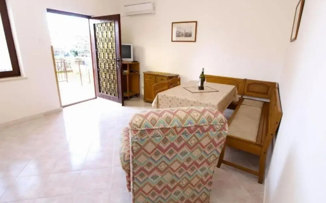 Relaxing Apartment With Outdoor Space in Fažana