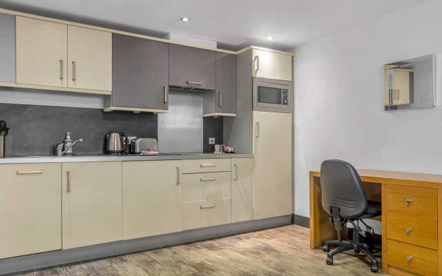 Roomzzz Leeds City West