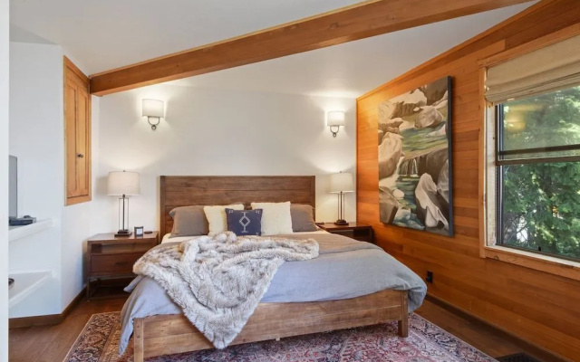 Snowshoe Cabin 3 Decks, BBQ & Hot Tub!