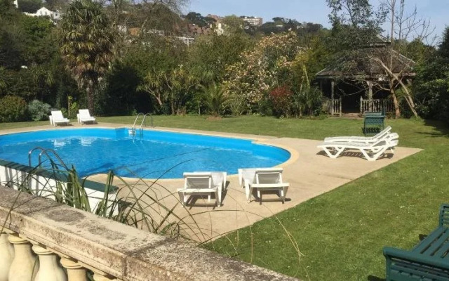 Palm Grove Apartments