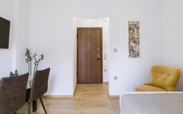 Minimal apartment on the shadow of the Acropolis