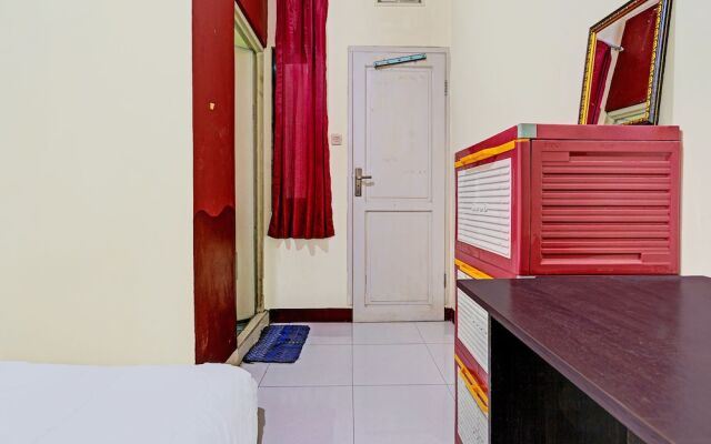 OYO Life 92546 Kost Merah Bojongsoang Syariah
