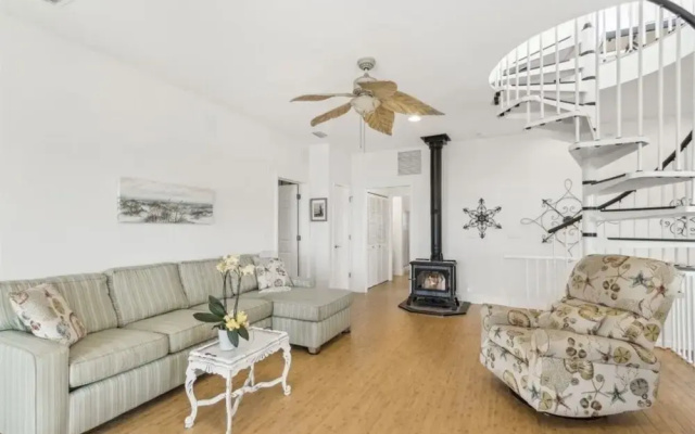 Ocean View 3 Bedroom Home - Pet Friendly