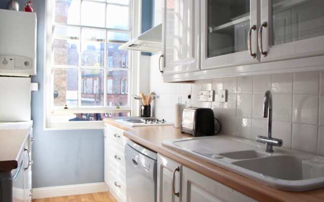 Bright And Spacious Flat Near City Centre