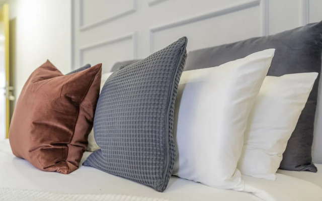 Spacious Art Deco Apt with Burj,Canal Views