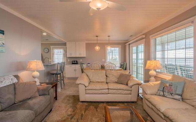 Dip Inn by Oak Island Accommodations