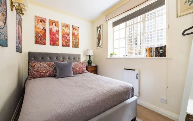 Mayfair 3-bed 5-guest Berkeley Square 1729 House