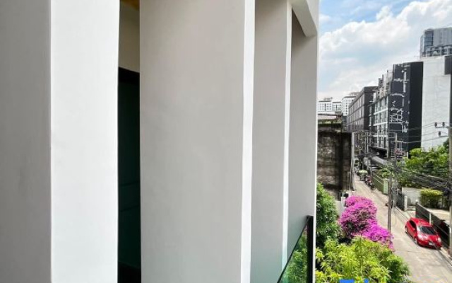 Stylish Modern Home 4Bedroom 7Bed 200m BTS PhraKhanong, 10min ThongLo