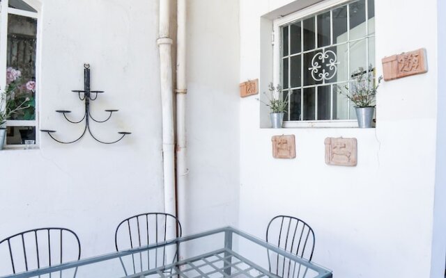 Traditional apt Close to The Duomo - private yard!