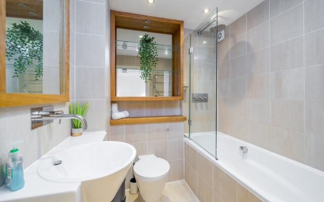 Deluxe 2Bed Duplex Apartment & parking