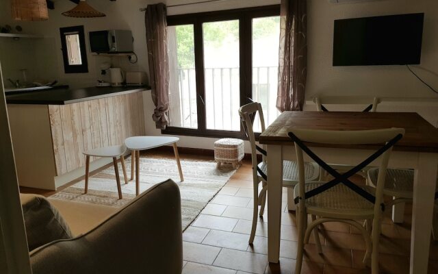 Face à la Cité : appartement avec cour !