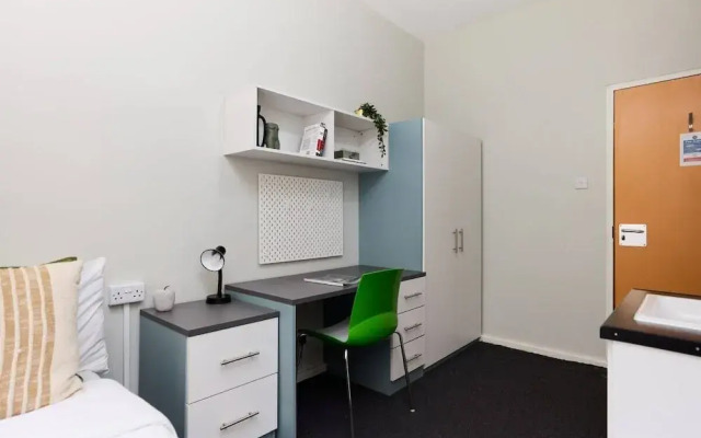 Classic Room 07 - Louise House Summer Youth Accommodation