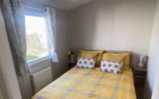 Impeccable 3-bed Caravan in Clacton-on-sea