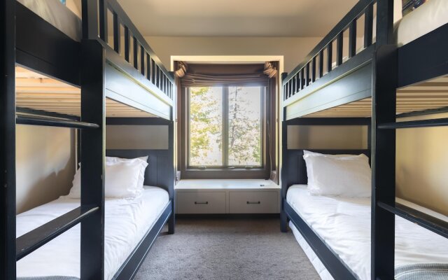 Bronson by AvantStay | Sleeps 17! On the Slopes! Squaw Valley w/Hot Tub&Fire Pit