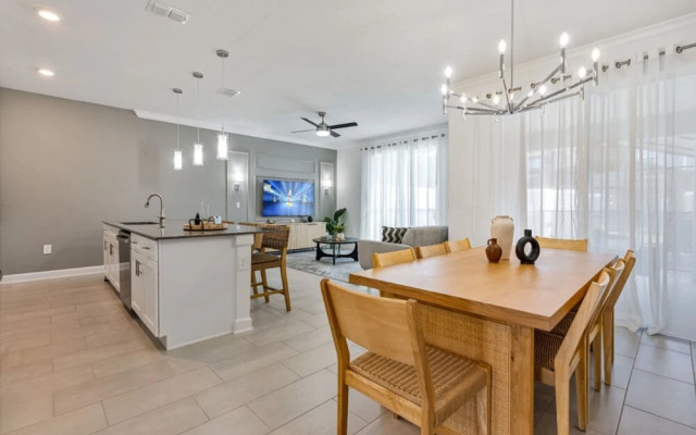 Amazing 4bdr House Storey Lake