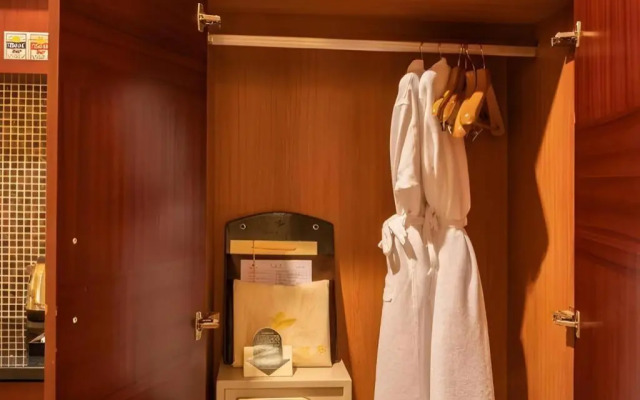 Yijian Holiday Hotel