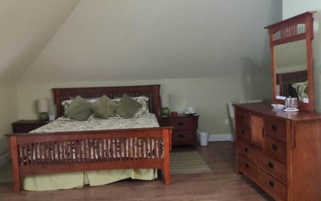 Colonial Charm Inn