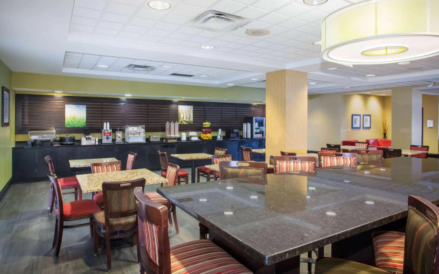 La Quinta Inn & Suites St. Louis Airport - Riverport