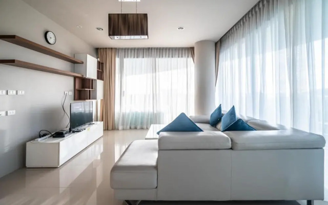 Spacious Apartment With Jacuzzi and Ocean View