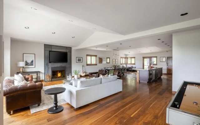 Dillon - Private Mountain Home w Hot Tub w Views & Shuffleboard!