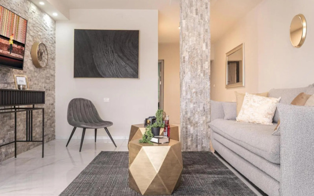 Renovated 2 BR with 2 BTH front Mamilla Mall