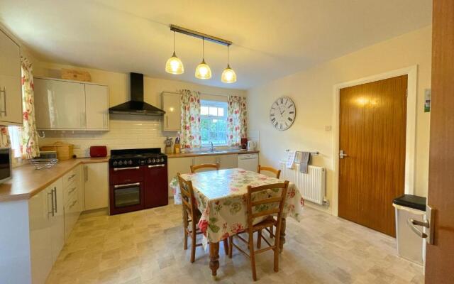 Spacious 4 Bedroom House with Garden