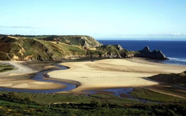 No11 Luxe Living Guest House-Sleeps 6-Family Friendly-Private Parking-Wifi-City-Beach
