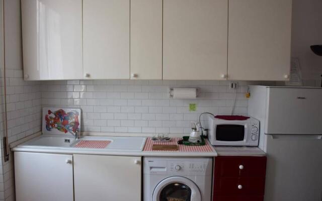 Alexandra Apartment Near Metro