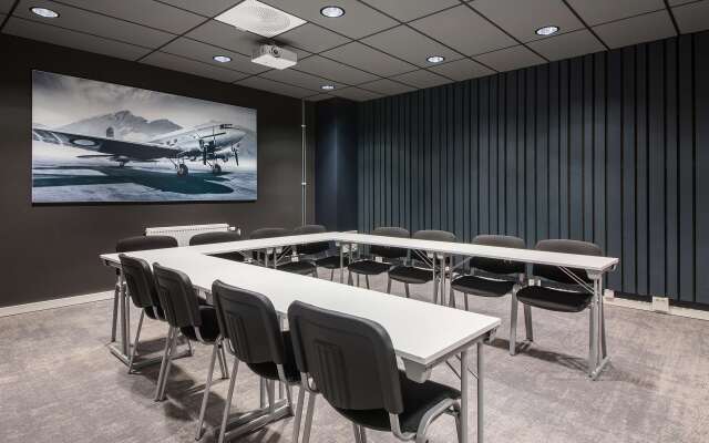 Park Inn by Radisson Oslo Airport Hotel West