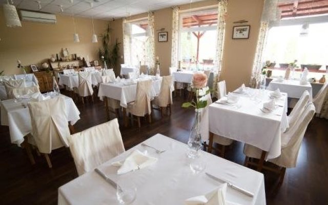 Bonne Chance Restaurant & Hotel