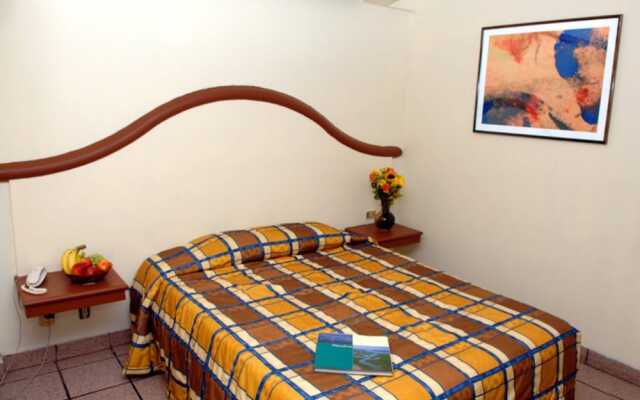 Del Real Hotel & Suites