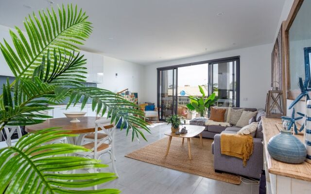 Blue Waters on the Beach: absolute beachfront, views