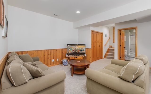 Lazy Bear Lodge 3 Bedroom Home by NW Comfy Cabins by RedAwning